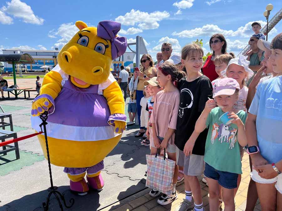 В Кобрине на набережной открыли новую детскую площадку. Фоторепортаж