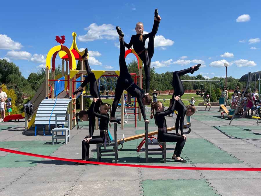 В Кобрине на набережной открыли новую детскую площадку. Фоторепортаж