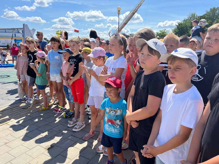 В Кобрине на набережной открыли новую детскую площадку. Фоторепортаж
