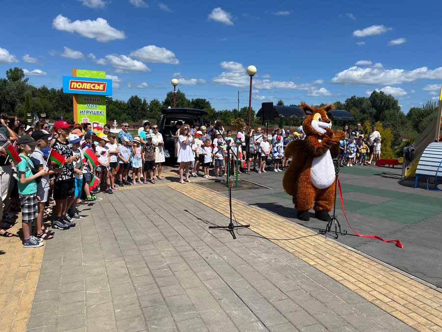 В Кобрине на набережной открыли новую детскую площадку. Фоторепортаж