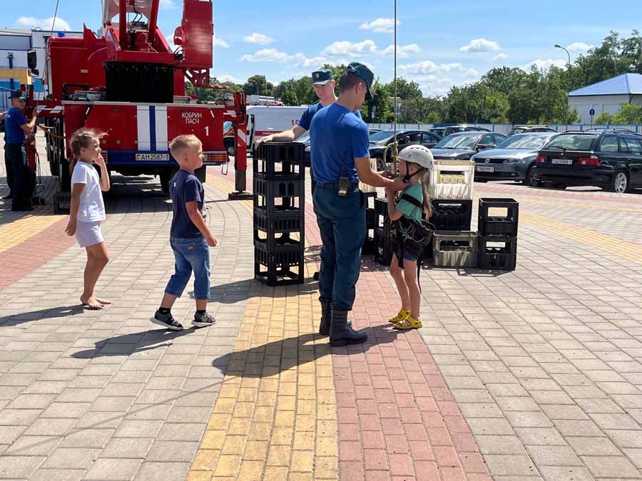 В Кобрине на набережной открыли новую детскую площадку. Фоторепортаж