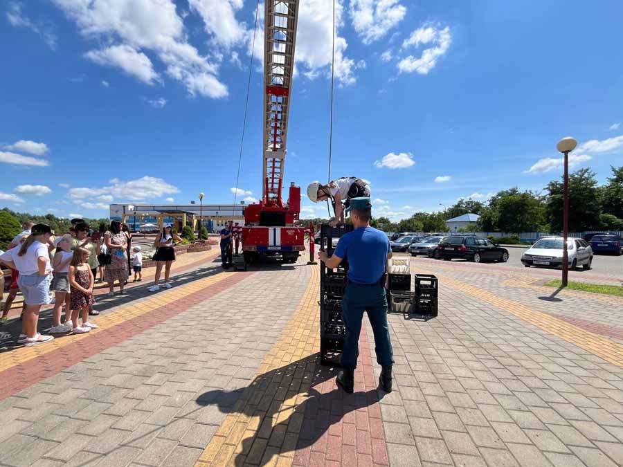 В Кобрине на набережной открыли новую детскую площадку. Фоторепортаж