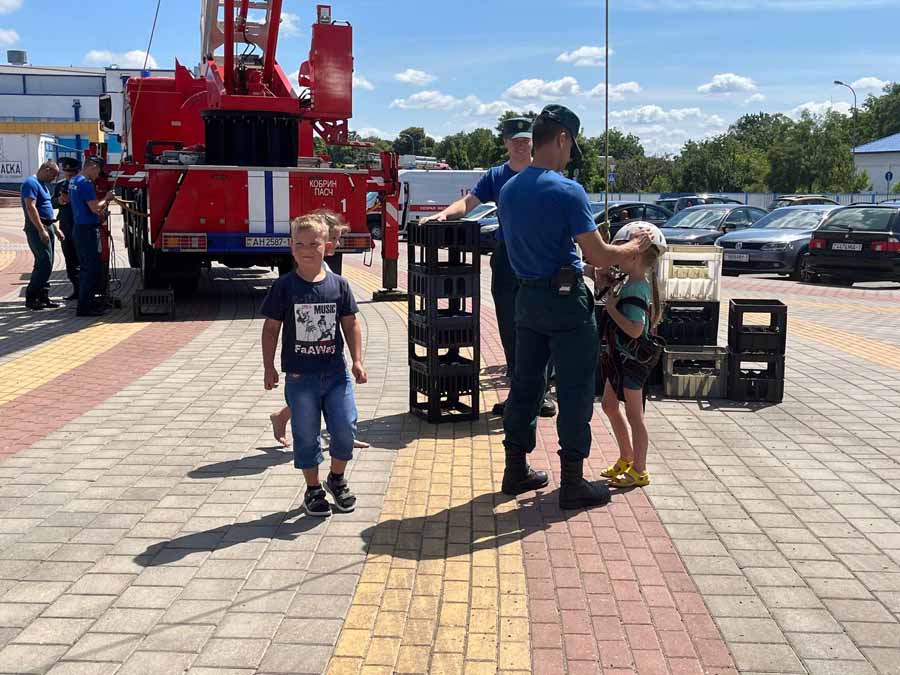 В Кобрине на набережной открыли новую детскую площадку. Фоторепортаж