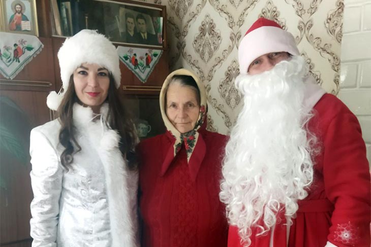На зимние праздники в Кобрине случаются чудеса: экипажи Дедов Морозов и Снегурочек развезли подарки по 110 адресам