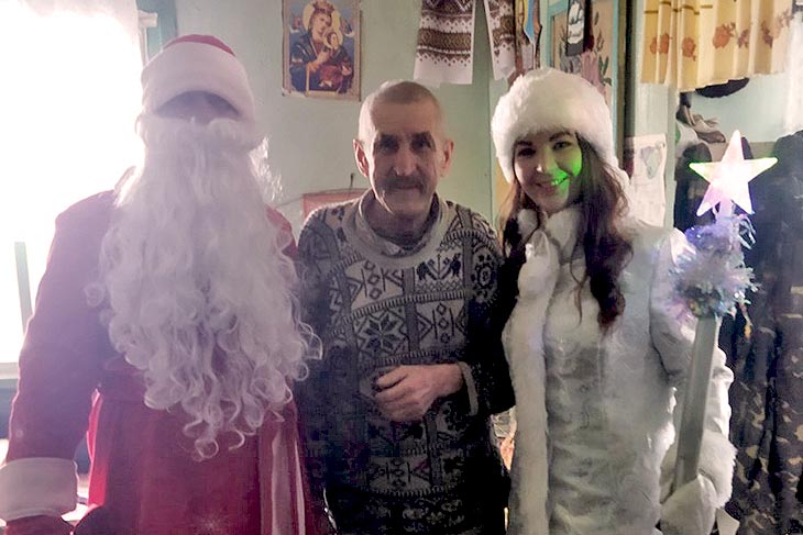 На зимние праздники в Кобрине случаются чудеса: экипажи Дедов Морозов и Снегурочек развезли подарки по 110 адресам