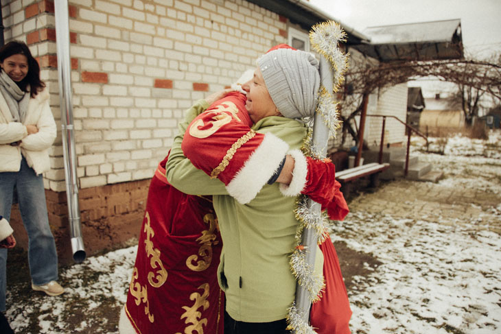 На зимние праздники в Кобрине случаются чудеса: экипажи Дедов Морозов и Снегурочек развезли подарки по 110 адресам