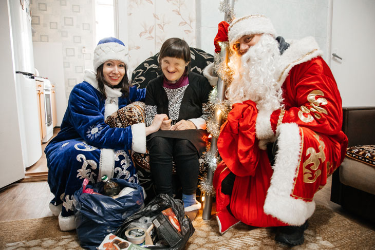 На зимние праздники в Кобрине случаются чудеса: экипажи Дедов Морозов и Снегурочек развезли подарки по 110 адресам