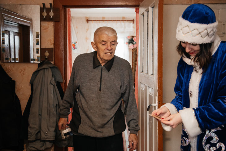 На зимние праздники в Кобрине случаются чудеса: экипажи Дедов Морозов и Снегурочек развезли подарки по 110 адресам