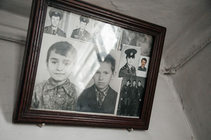 На зимние праздники в Кобрине случаются чудеса: экипажи Дедов Морозов и Снегурочек развезли подарки по 110 адресам