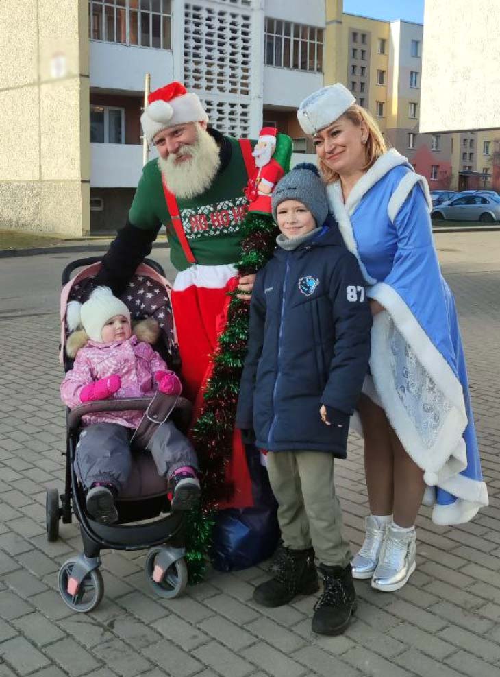 На зимние праздники в Кобрине случаются чудеса: экипажи Дедов Морозов и Снегурочек развезли подарки по 110 адресам