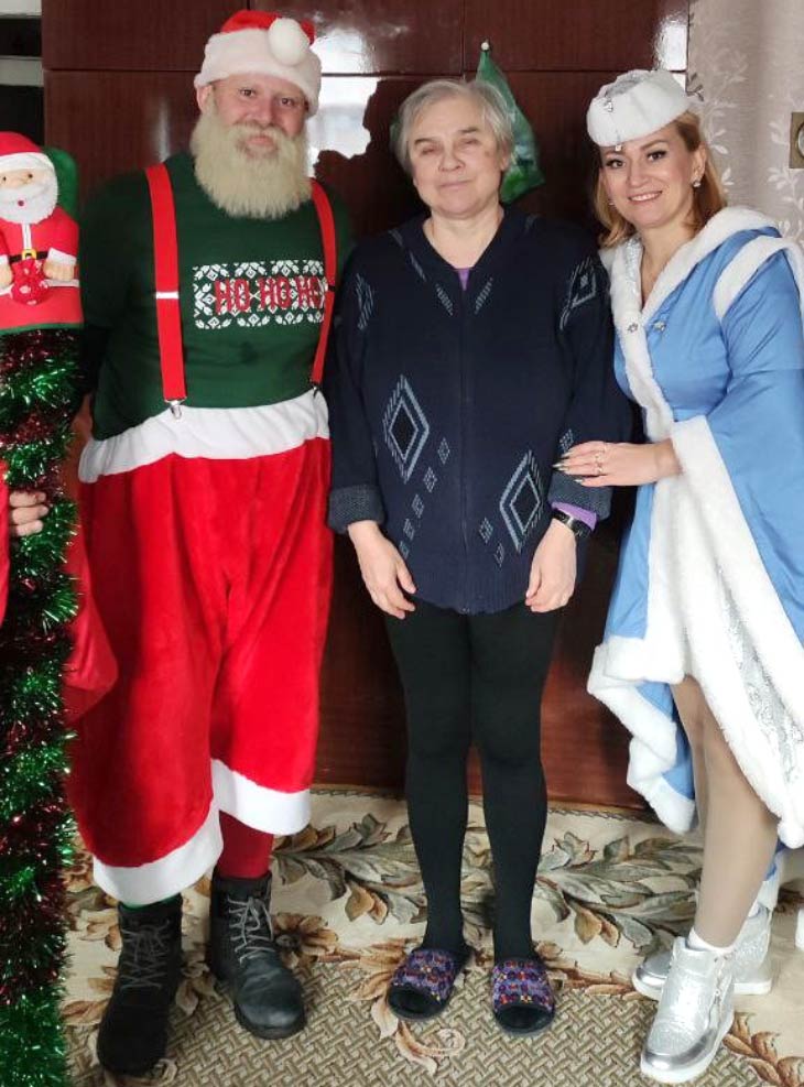 На зимние праздники в Кобрине случаются чудеса: экипажи Дедов Морозов и Снегурочек развезли подарки по 110 адресам