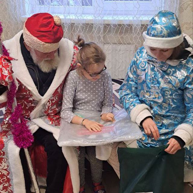 В Кобрине и районе «крылатые» новогодние волшебники поздравили с праздником тех, кому в эти дни особенно необходимо чудо