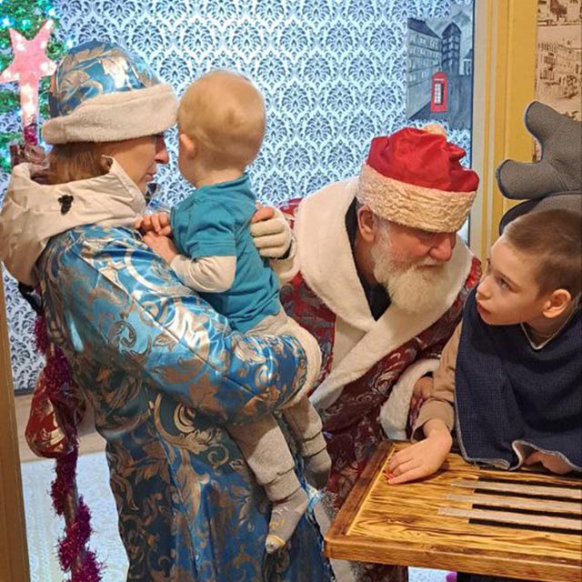 В Кобрине и районе «крылатые» новогодние волшебники поздравили с праздником тех, кому в эти дни особенно необходимо чудо