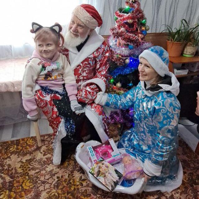 В Кобрине и районе «крылатые» новогодние волшебники поздравили с праздником тех, кому в эти дни особенно необходимо чудо