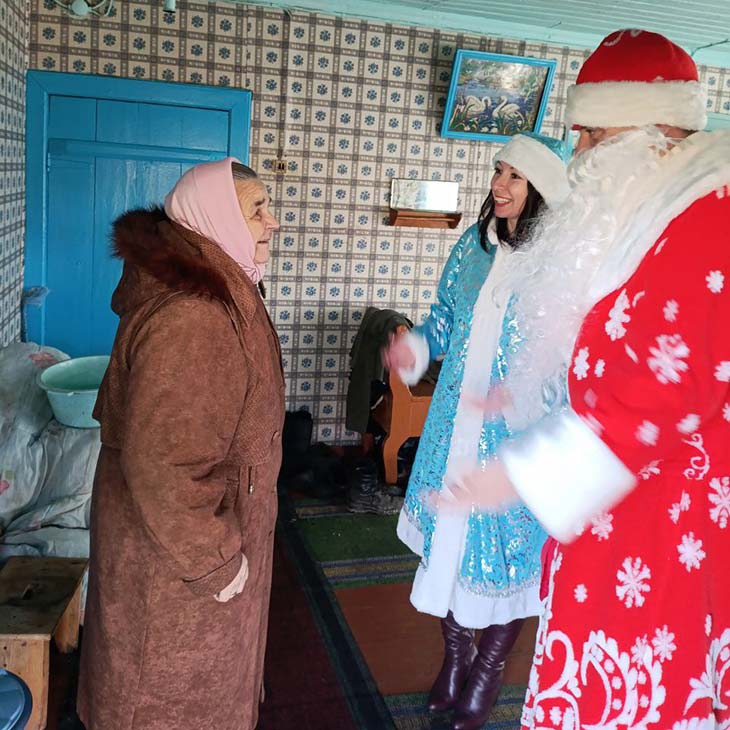 В Кобрине и районе «крылатые» новогодние волшебники поздравили с праздником тех, кому в эти дни особенно необходимо чудо