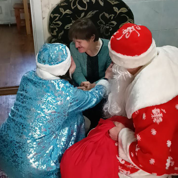 В Кобрине и районе «крылатые» новогодние волшебники поздравили с праздником тех, кому в эти дни особенно необходимо чудо