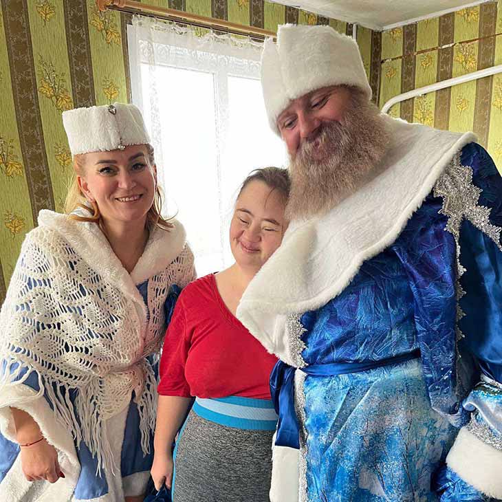 В Кобрине и районе «крылатые» новогодние волшебники поздравили с праздником тех, кому в эти дни особенно необходимо чудо