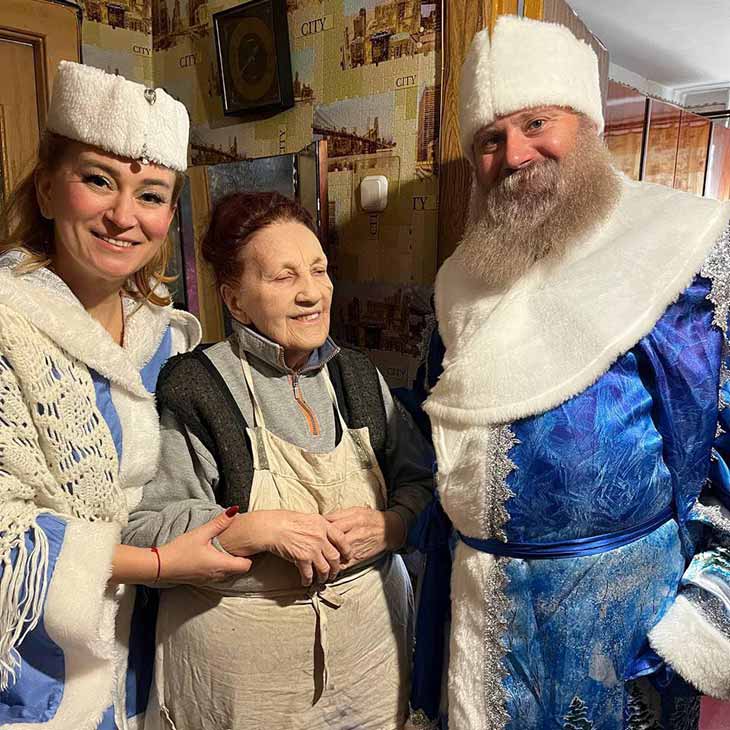 В Кобрине и районе «крылатые» новогодние волшебники поздравили с праздником тех, кому в эти дни особенно необходимо чудо