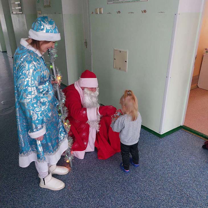 В Кобрине и районе «крылатые» новогодние волшебники поздравили с праздником тех, кому в эти дни особенно необходимо чудо