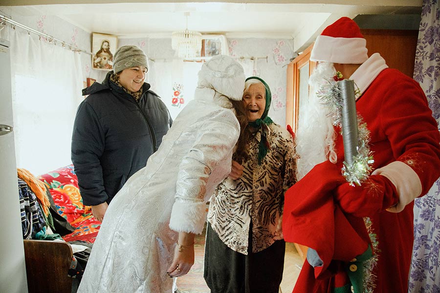 В Кобрине и районе «крылатые» новогодние волшебники поздравили с праздником тех, кому в эти дни особенно необходимо чудо