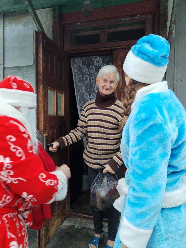 В Кобрине экипажи Дедов Морозов и Снегурочек развезли подарки подопечным: младшему 1,5 года, старшей скоро 100 лет
