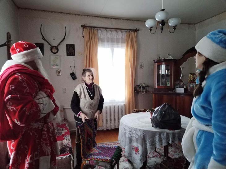 В Кобрине экипажи Дедов Морозов и Снегурочек развезли подарки подопечным: младшему 1,5 года, старшей скоро 100 лет