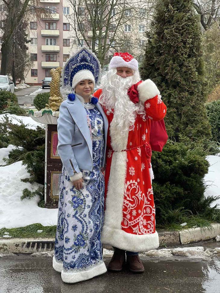 В Кобрине экипажи Дедов Морозов и Снегурочек развезли подарки подопечным: младшему 1,5 года, старшей скоро 100 лет
