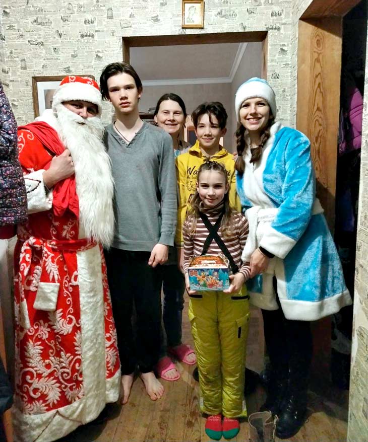 В Кобрине экипажи Дедов Морозов и Снегурочек развезли подарки подопечным: младшему 1,5 года, старшей скоро 100 лет