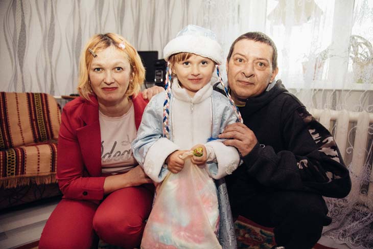 В Кобрине экипажи Дедов Морозов и Снегурочек развезли подарки подопечным: младшему 1,5 года, старшей скоро 100 лет