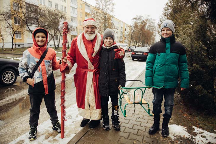 В Кобрине экипажи Дедов Морозов и Снегурочек развезли подарки подопечным: младшему 1,5 года, старшей скоро 100 лет