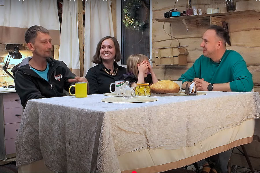Победили болезнь, родили детей, разводят коз и лаванду. Как семья нашла счастье в деревне под Кобрином