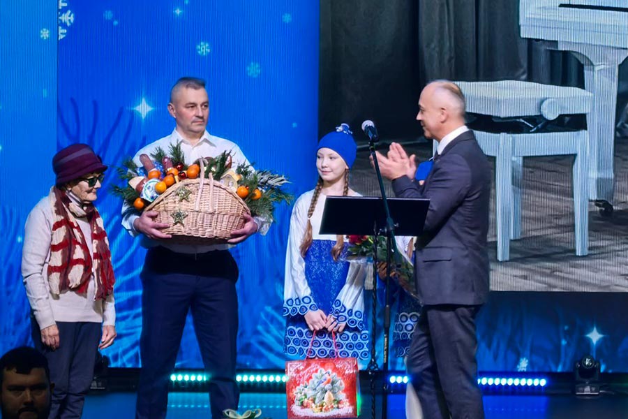 В Кобрине стартовала акция «Наши дети» — детская школа искусств получила в подарок белый рояль