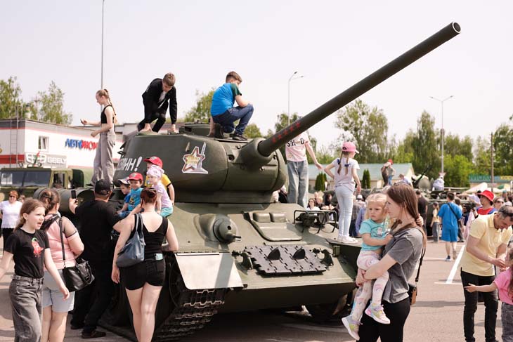 Море детских забав, концерты и десантники: каким запомнился Праздник игры и игрушек «Полесье» в Кобрине в этом году?