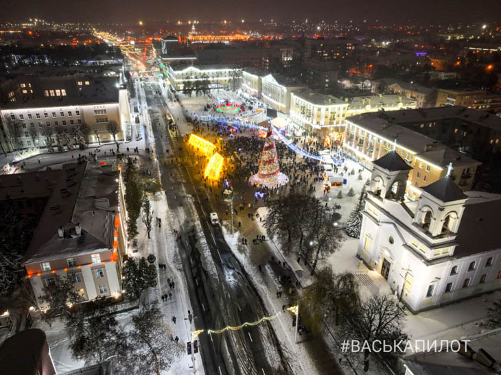 В Бресте зажгла огни главная елка города. Фото и видео #ВаськиПилота