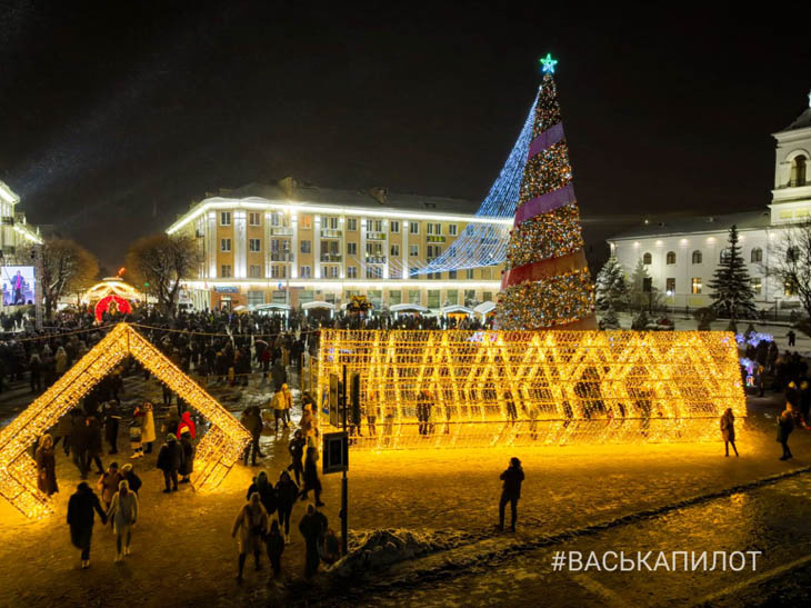 В Бресте зажгла огни главная елка города. Фото и видео #ВаськиПилота