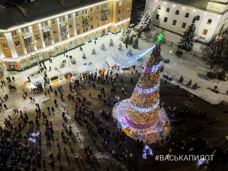В Бресте зажгла огни главная елка города. Фото и видео #ВаськиПилота
