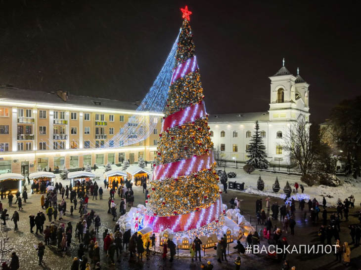 В Бресте зажгла огни главная елка города. Фото и видео #ВаськиПилота