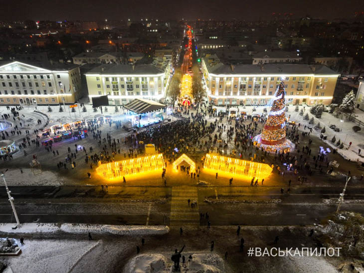 В Бресте зажгла огни главная елка города. Фото и видео #ВаськиПилота