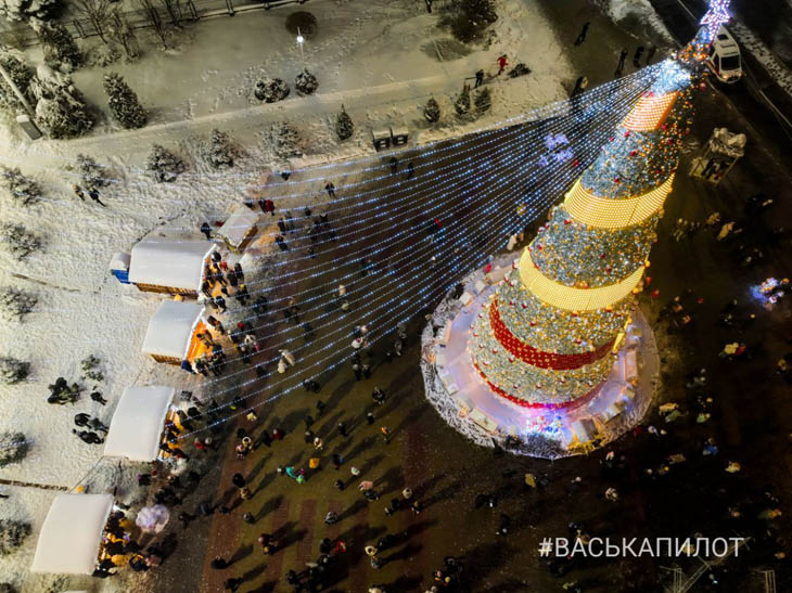 В Бресте зажгла огни главная елка города. Фото и видео #ВаськиПилота