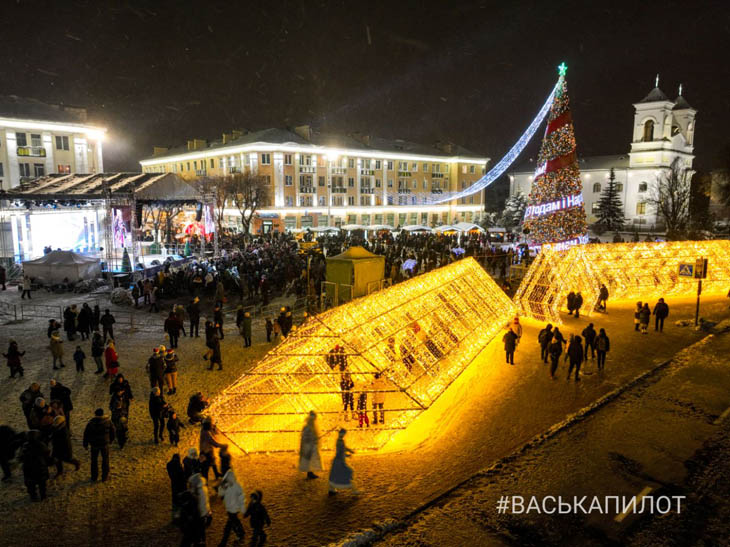 В Бресте зажгла огни главная елка города. Фото и видео #ВаськиПилота