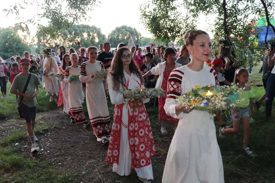 Прыгали через костер, водили хороводы и не только: как в Брестской области праздновали Купалье
