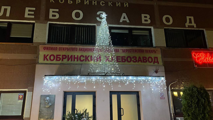 Новогоднее настроение на улицах Кобрина. Как выглядит город перед зимними праздниками – фоторепортаж