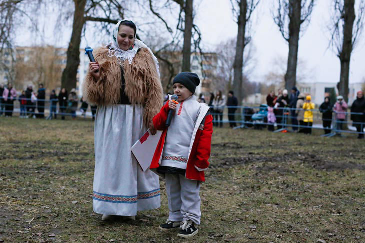 Чучело сжигали, «белорусскую капибару» вручали: как кобринчане Масленицу отмечали