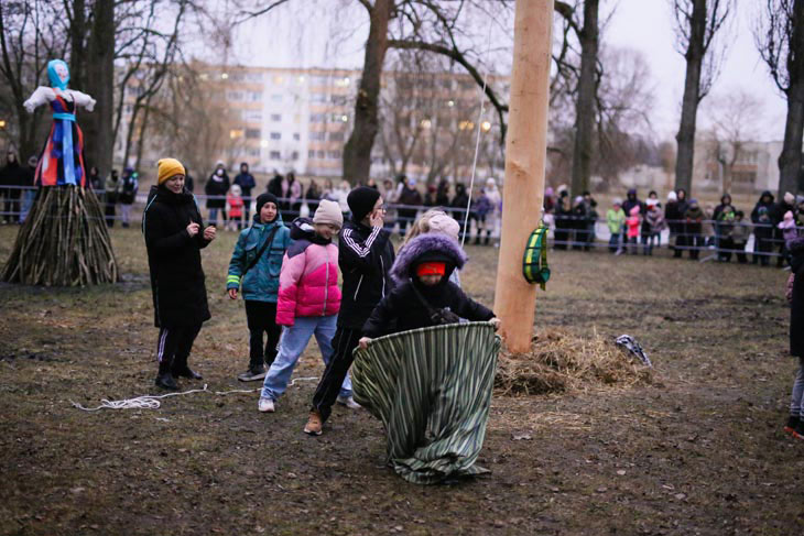 Чучело сжигали, «белорусскую капибару» вручали: как кобринчане Масленицу отмечали