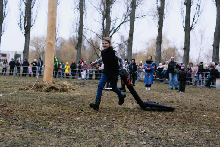 Чучело сжигали, «белорусскую капибару» вручали: как кобринчане Масленицу отмечали