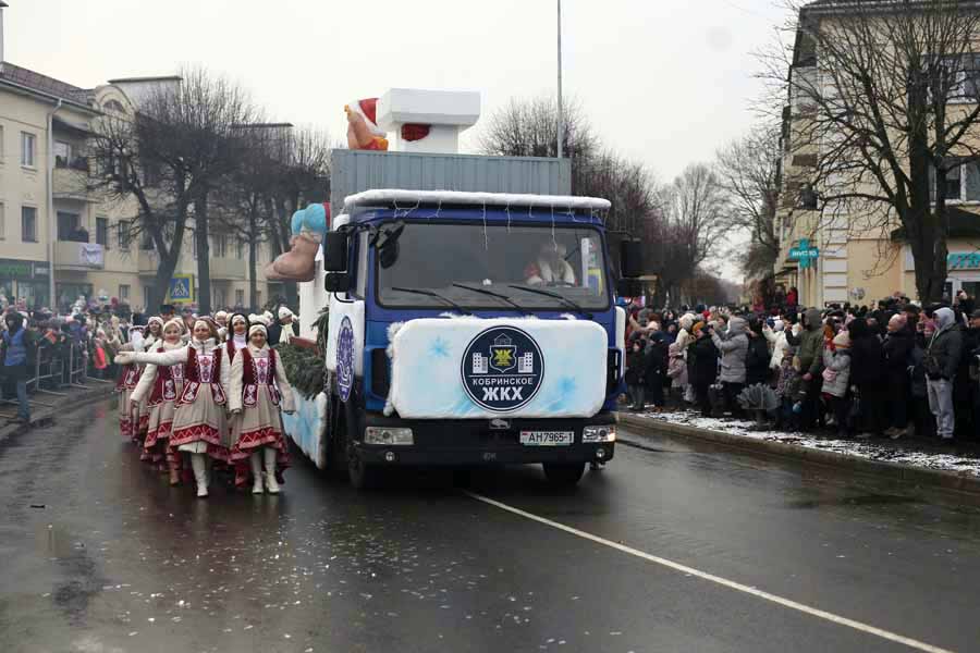 В Кобрине открыли «Берестейские сани 2025» – зимний карнавал, парад стилизованных машин и около 500 новогодних героев