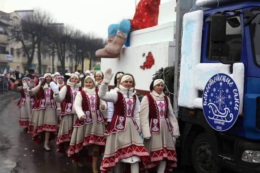 В Кобрине открыли «Берестейские сани 2025» – зимний карнавал, парад стилизованных машин и около 500 новогодних героев