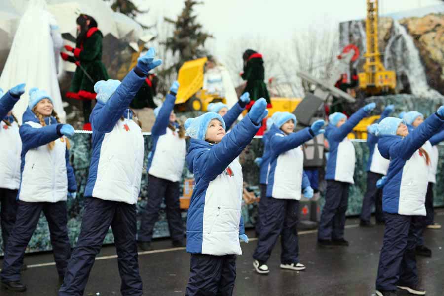В Кобрине открыли «Берестейские сани 2025» – зимний карнавал, парад стилизованных машин и около 500 новогодних героев
