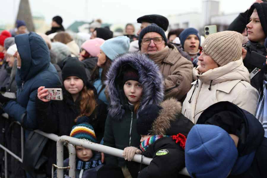 В Кобрине открыли «Берестейские сани 2025» – зимний карнавал, парад стилизованных машин и около 500 новогодних героев