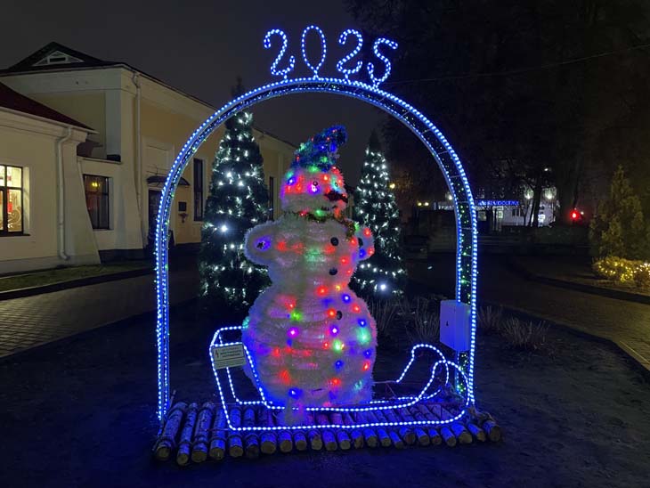 Километры гирлянд и миллионы огней: Кобрин встречает Новый 2025 год – фоторепортаж